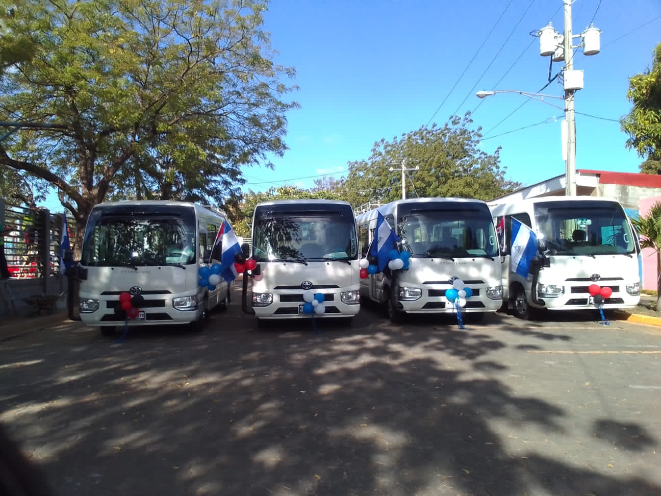 Gobierno entrega vehículos de transporte a Escuelas Especiales