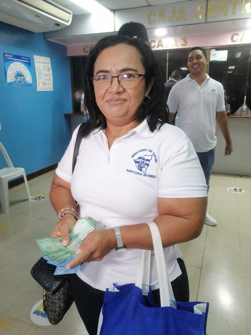 Trabajadores públicos celebran el ajuste salarial del 5% que inician a recibir en febrero
