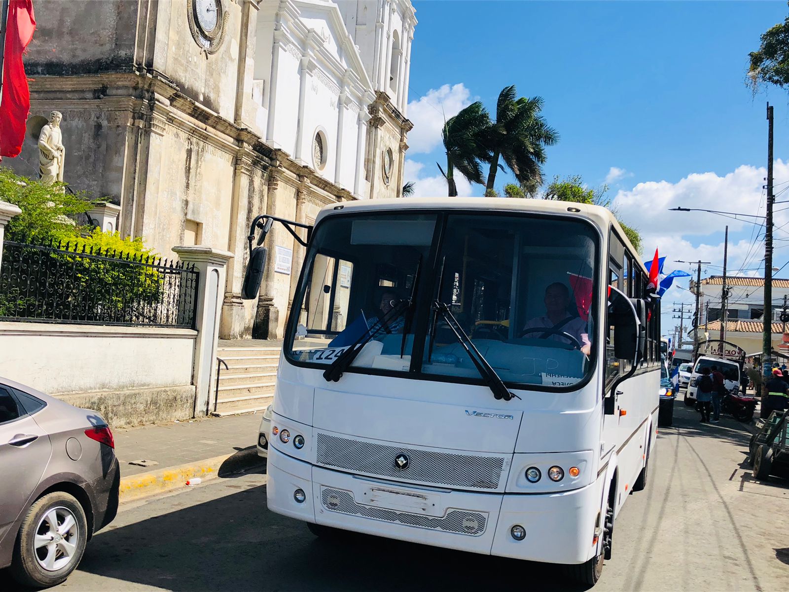 Usuarios celebran llegada de buses rusos en cabeceras departamentales