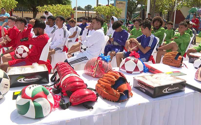Concejos municipales reciben uniformes y materiales deportivos