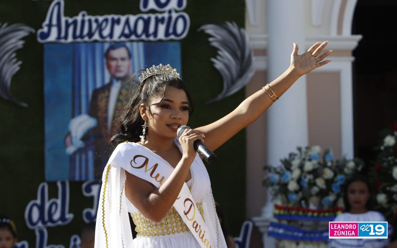 Familias de León realizan tributo y honores al Príncipe de las Letras Castellanas