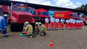 Nuevos Bomberos realizan ejercicios demostrativos