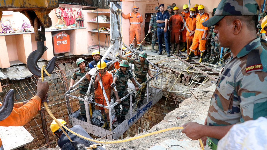 Ascienden a 36 los muertos por el hundimiento del suelo de un templo en la India
