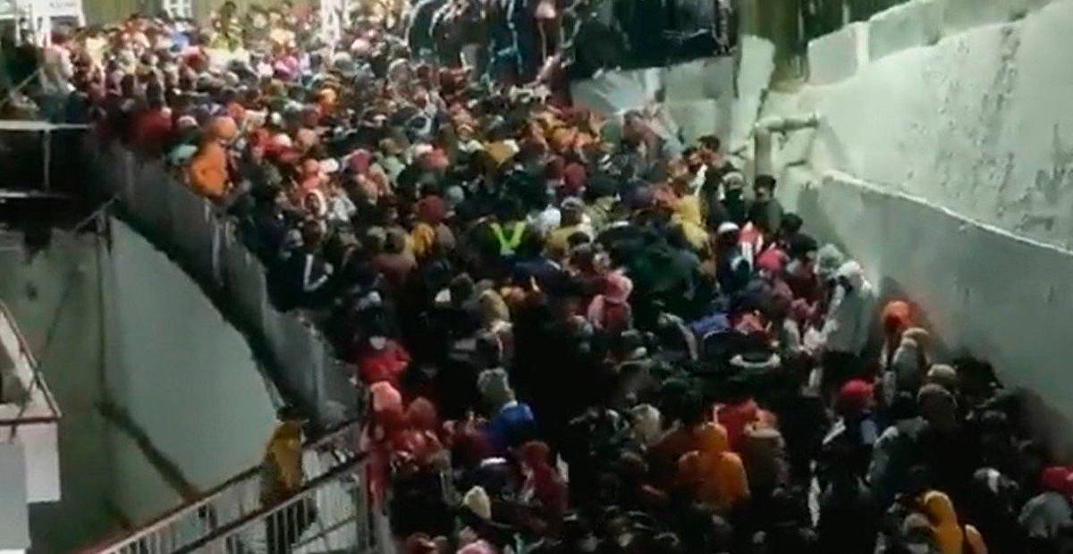 Al menos 12 muertos al derrumbarse el suelo de un templo en la India