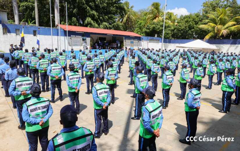 Se gradúan 200 nuevos policías de Tránsito