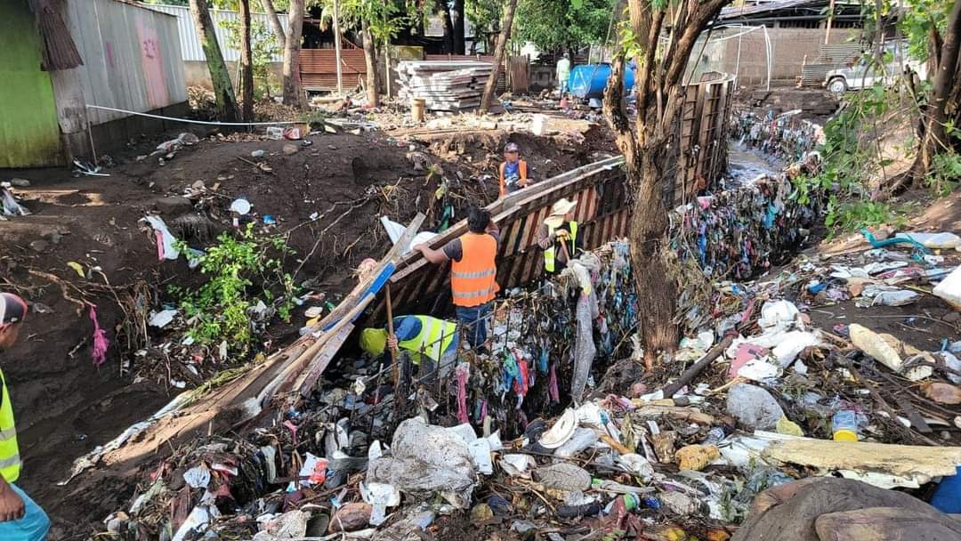 Fuerte aguacero en la capital generó afectaciones principalmente por la basura