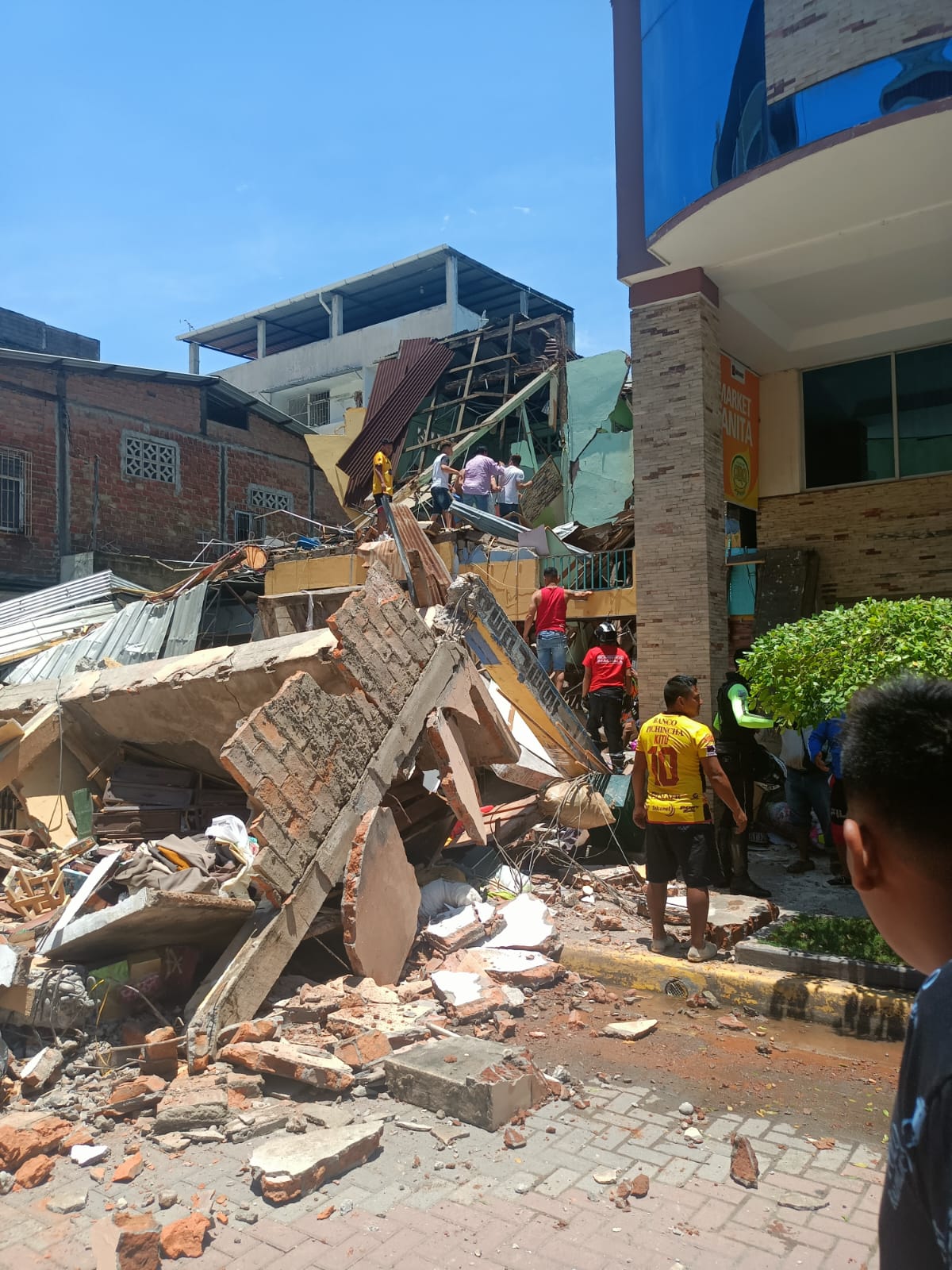 Un sismo de magnitud 6,7 deja al menos 13 muertos y más de 120 heridos en Ecuador