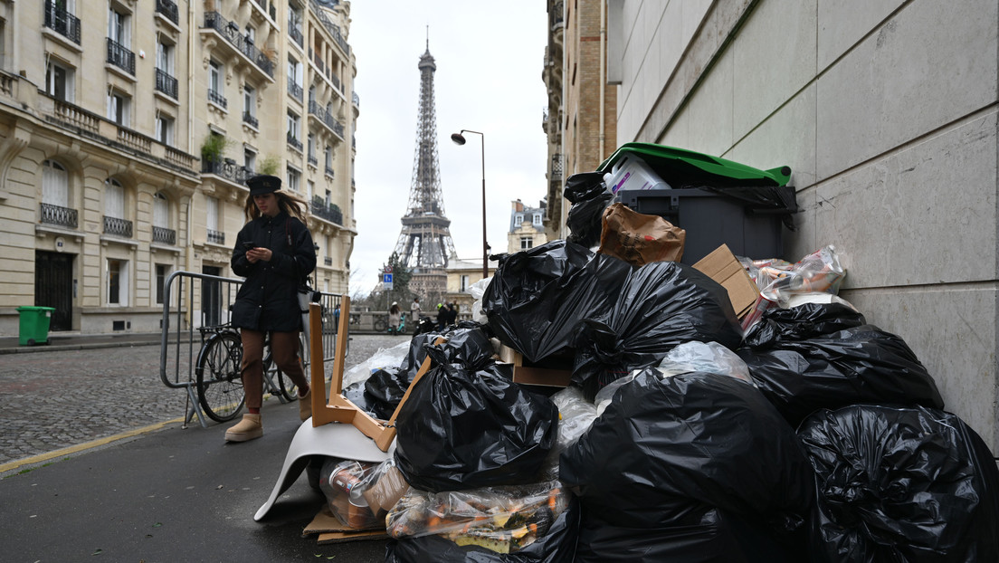 Basura inunda calles de París debido a la huelga de los recolectores