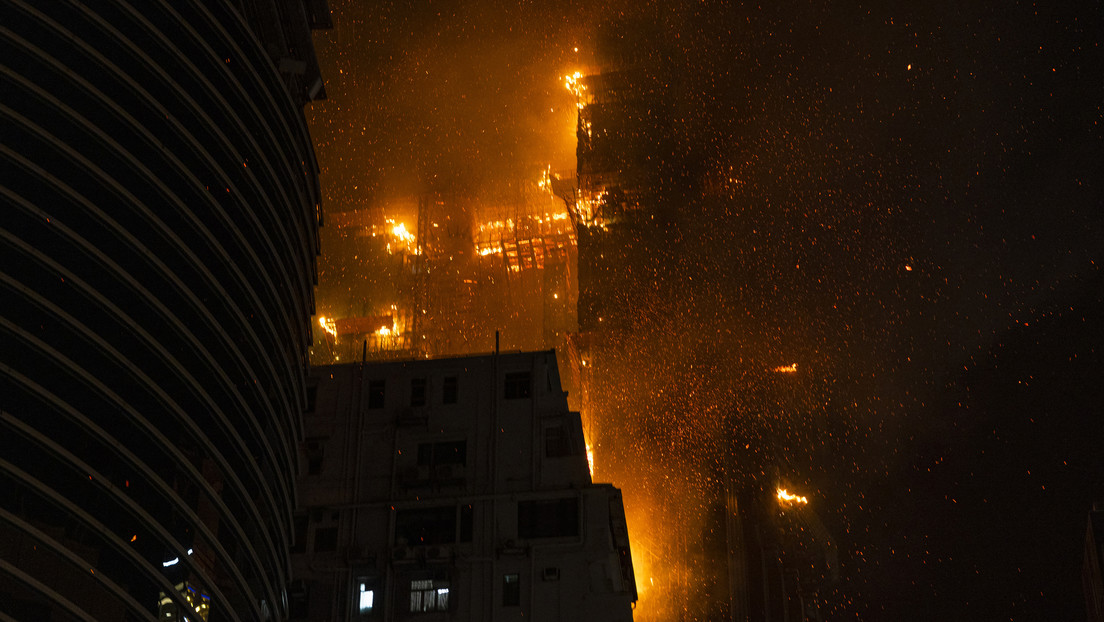 <strong>Gran incendio en un rascacielos en construcción en Hong Kong</strong>