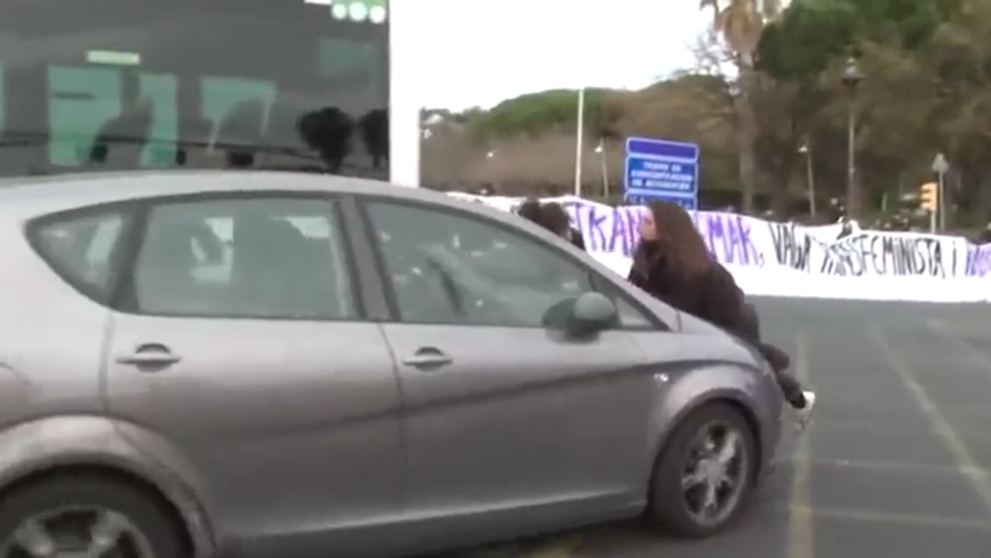 Una conductora embiste a varias mujeres durante una marcha por el 8M en Barcelona