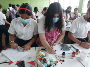 Mined realiza feria Crea, Innova y Piensa, en colegio de Managua