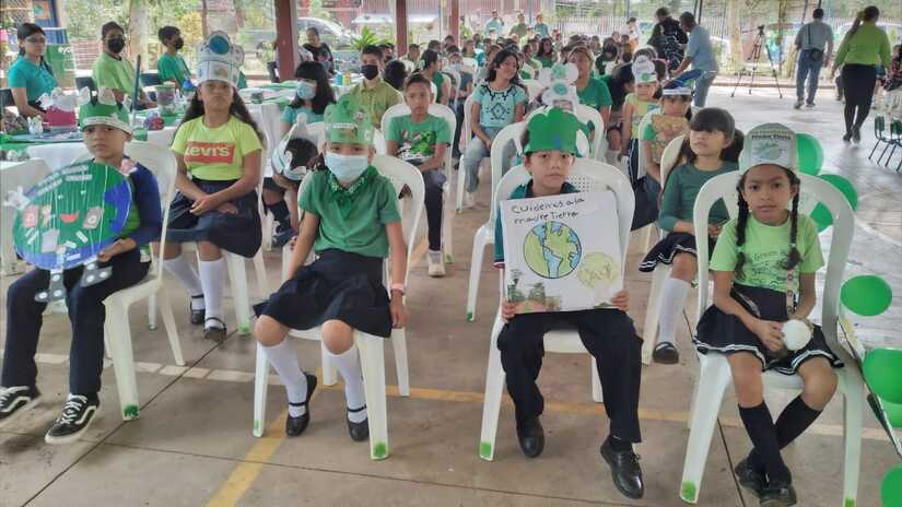 Estudiantes de colegio capitalino celebran Día Mundial de la Madre Tierra