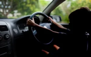 Niña de 12 años en EUA viajó 400 millas en el auto de su padre para conocer una persona de internet