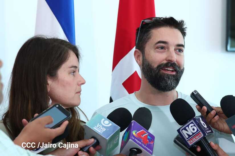 Directivos del Ministerio Puerta de la Montaña llegan al país