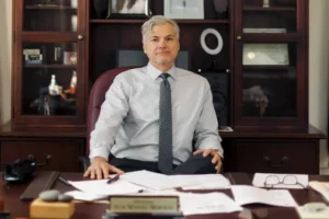 El juez latino del caso Trump y su familia reciben amenazas tras la acusación y arresto del expresidente