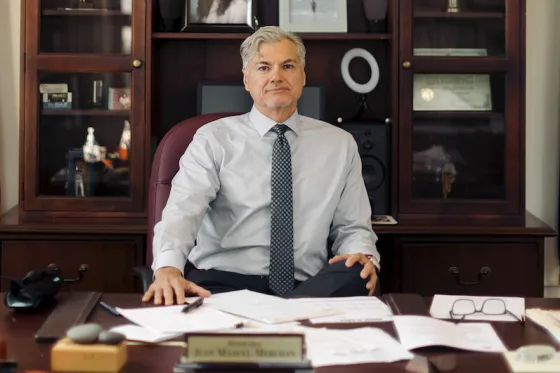 El juez latino del caso Trump y su familia reciben amenazas tras la acusación y arresto del expresidente