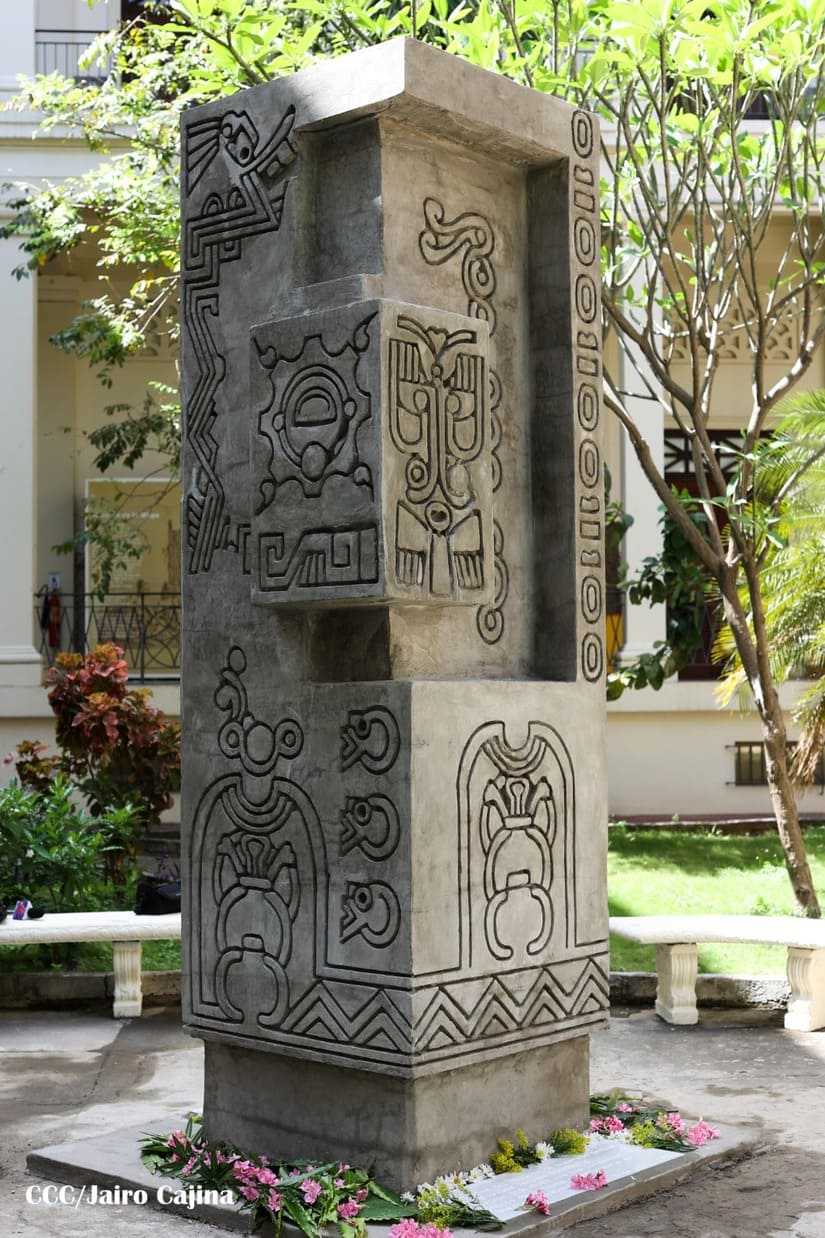 INC rinde homenaje a pueblos originarios con una réplica precolombina de la obra Estela Moderna