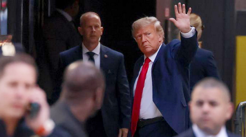 Trump comparece ante el tribunal de Manhattan y espera bajo arresto a la lectura de cargos