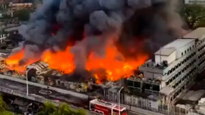 Un enorme incendio envuelve un distrito comercial en la capital de Bangladés