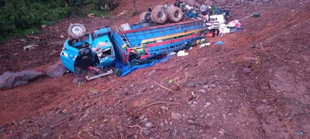 Dos jóvenes fallecen tras volcarse camión en que viajaban en el Caribe Sur