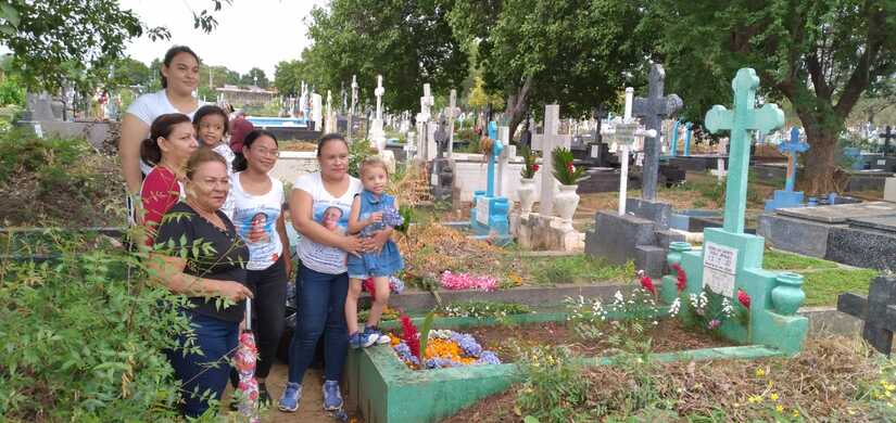 Familias visitan cementerios donde descansan madres que pasaron a otro plano de vida