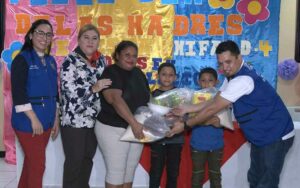 Madres de partos múltiples reciben paquetes alimenticios