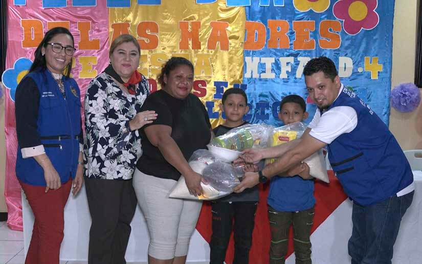 Madres de partos múltiples reciben paquetes alimenticios