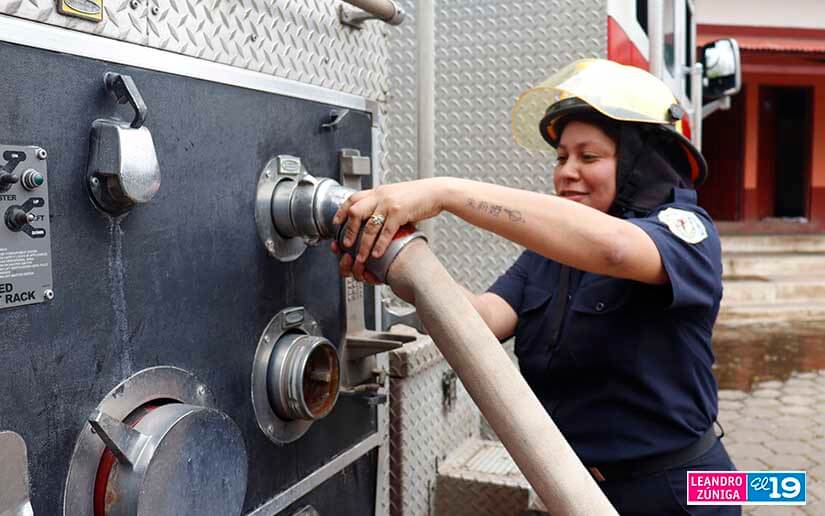 Mujeres muestran sus habilidades y destrezas bomberiles