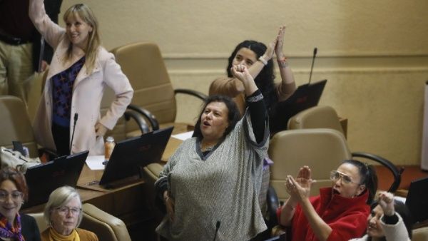 Parlamento chileno aprueba histórico aumento del salario mínimo