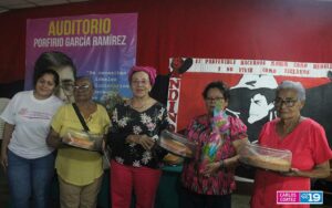 Adultas mayores celebran el Día de la Madre