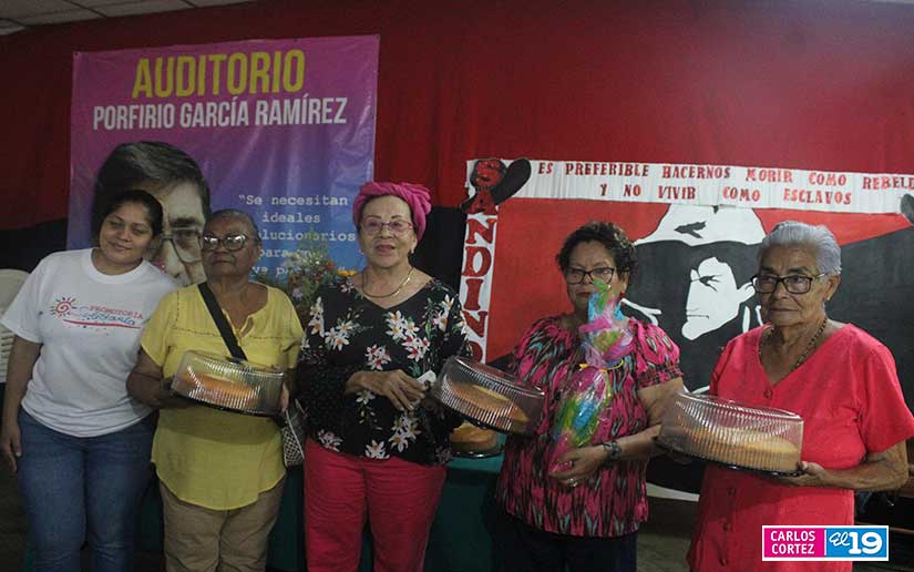 Adultas mayores celebran el Día de la Madre