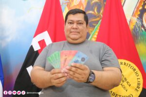 Trabajadores de la educación reciben su pago adelantado de junio