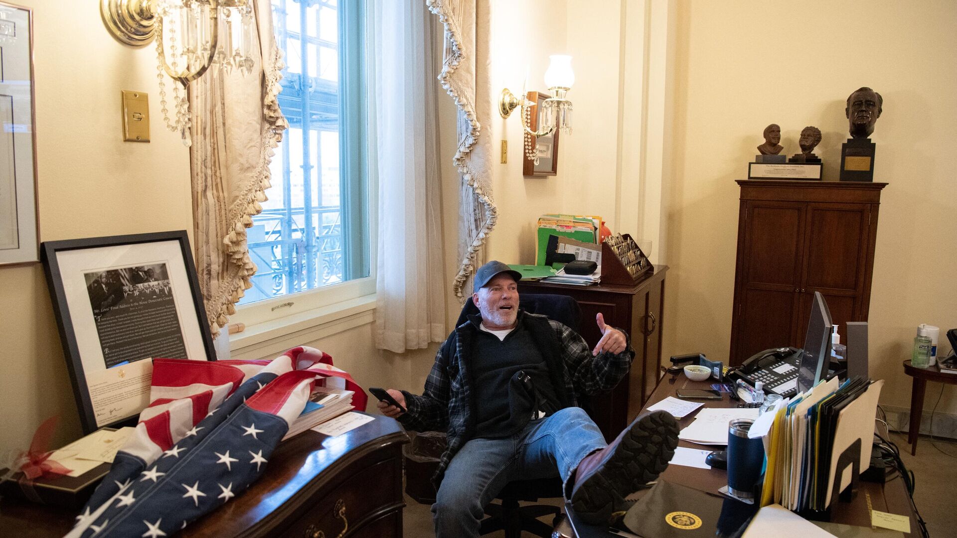 Condenan a 4,5 años de cárcel al hombre que puso los pies en la mesa de Pelosi durante el asalto al Capitolio