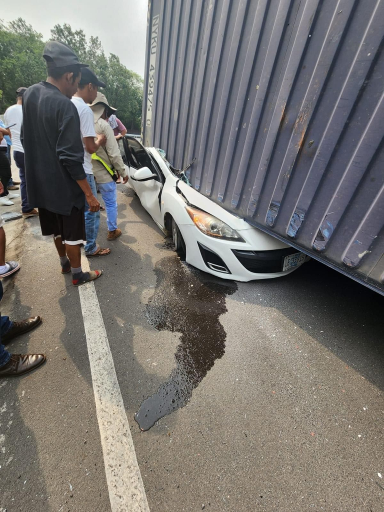 Conductor fallece tras ser aplastado su vehículo por un furgón