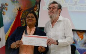 MINED recibe donativo de $10 mil para mejoramiento y equipamiento de 12 centros educativos