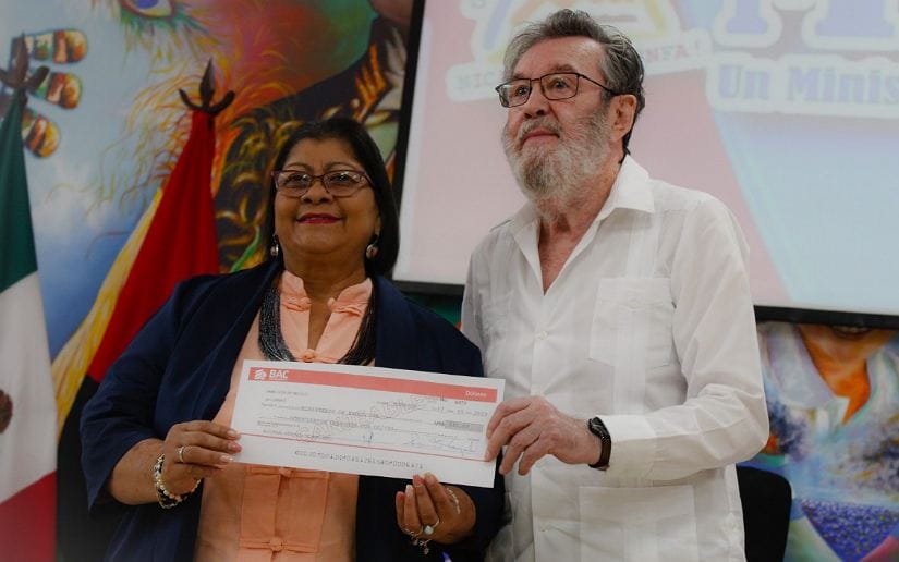 MINED recibe donativo de $10 mil para mejoramiento y equipamiento de 12 centros educativos