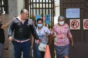 Familiares buscan en Medicina Legal los cuerpos de fallecidos en estampida humana del estadio Cuscatlán