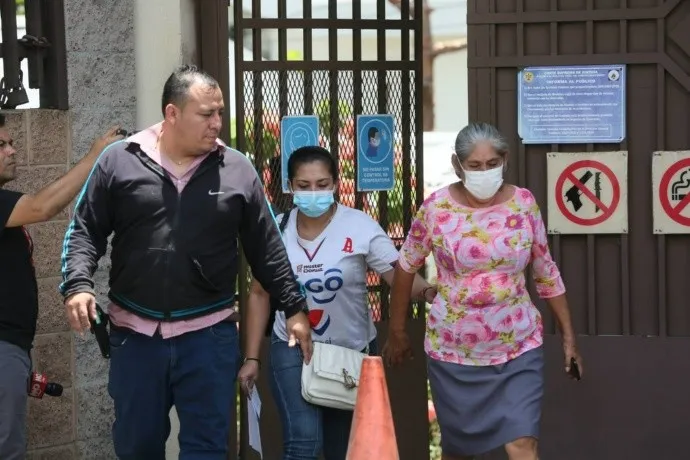 Familiares buscan en Medicina Legal los cuerpos de fallecidos en estampida humana del estadio Cuscatlán