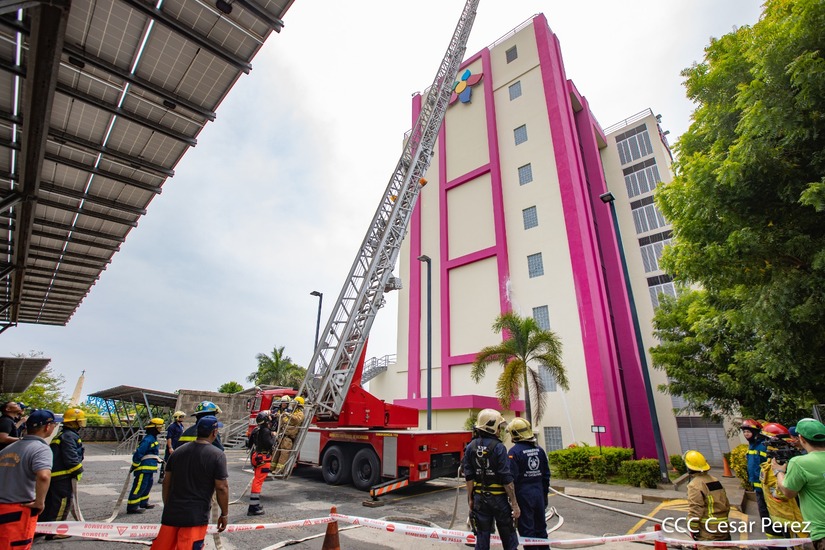 Aspirantes a Bomberos realizan ejercicios en su fase de formación