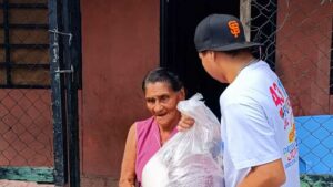 Madres de héroes y mártires de Managua reciben paquetes alimenticios