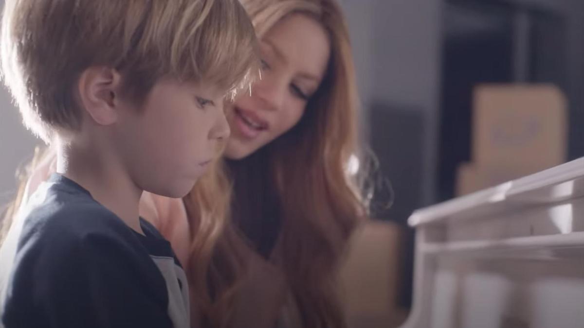Shakira canta ‘Acróstico’ junto con sus hijos en videoclip