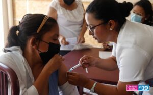 Pobladores del barrio La Luz son atendidos en Feria de Salud