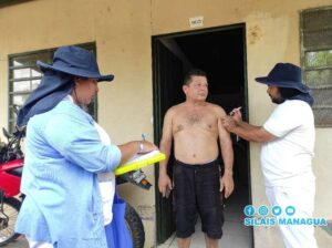 Familias del barrio Villa Dignidad reciben vacunas contra la covid-19