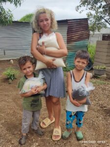 Madres de héroes y mártires reciben paquetes alimenticios en Managua