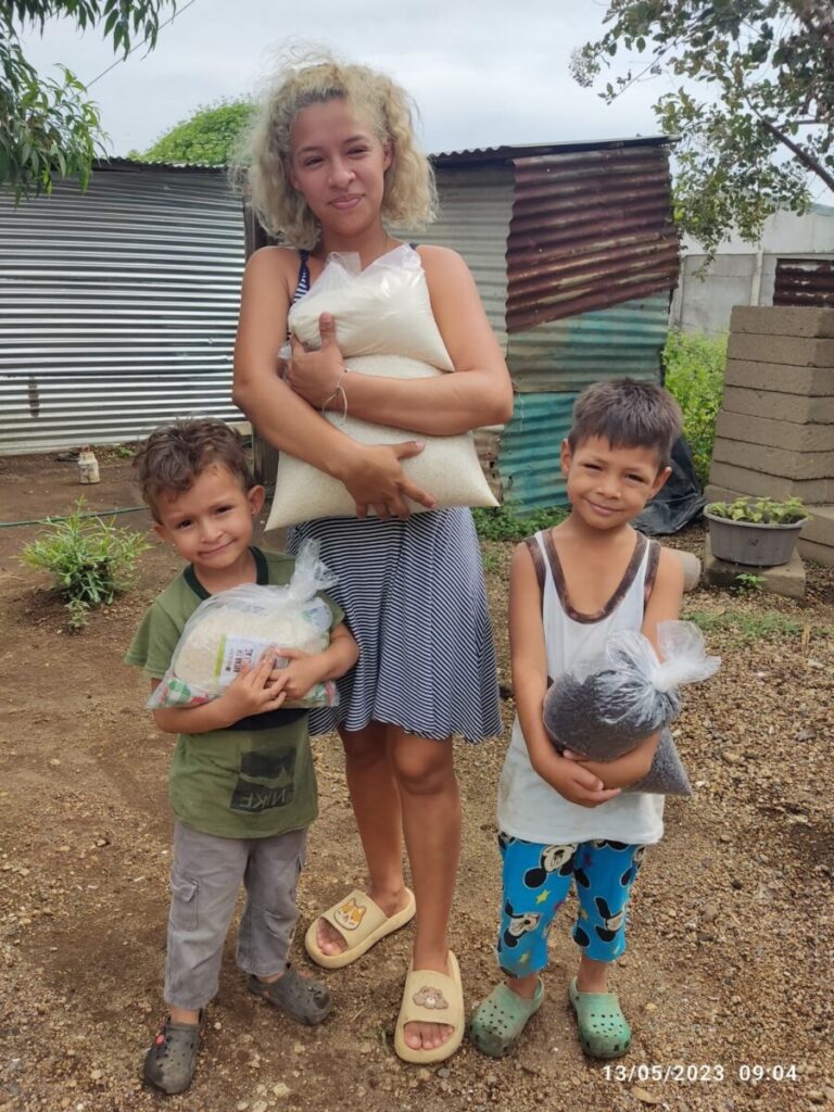 Madres de héroes y mártires reciben paquetes alimenticios en Managua