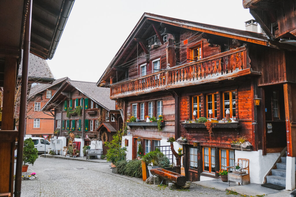 Evacúan un pueblo suizo ante el riesgo de que un deslizamiento lo sepulte