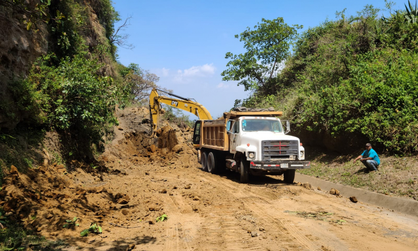 El FOMAV y el MTI atienden emergencia de derrumbe del cerro El Topón en Managua