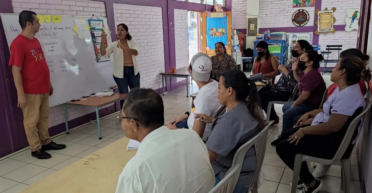 MINED capacita a familias en lenguaje de señas