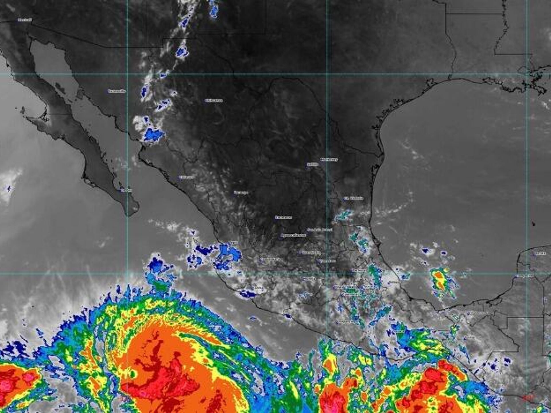 ‘Adrián’ se convierte en huracán y amenaza el occidente de México