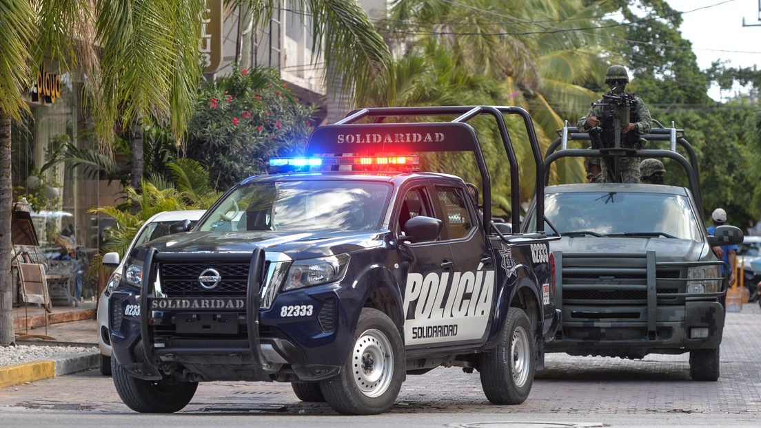 Sujetos armados secuestran a 14 policías en una carretera en México